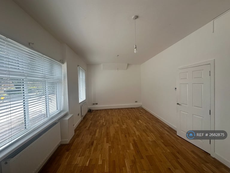 1 bedroom flat in Woodford Road, London, E7 (1 bed) (#2682875)