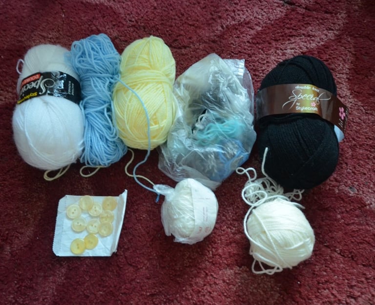 KNITTING BASKET KNITTING NEEDLES AND WOOL ODDMENTS  