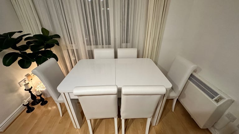 Extendable White Gloss Dining Table with 6 Leather Chairs 