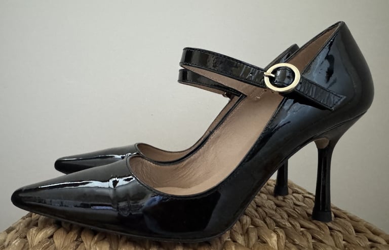 image for LK Bennett ladies black patent leather shoes - size 36 (UK 3 - 3.5)