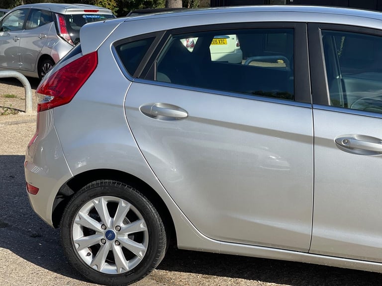 FORD FIESTA 1.4 Zetec 5dr 2011