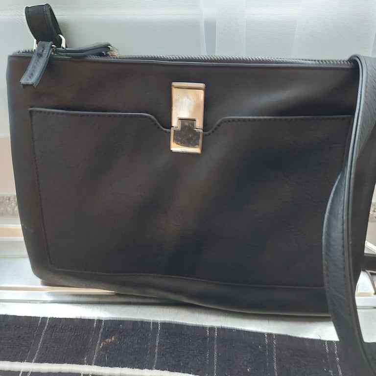 Large handbag two zips opening 