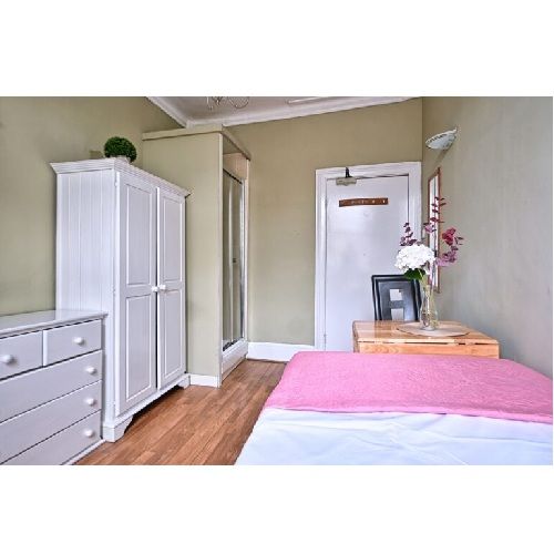 Single Bedsit in Holland Road, Shepherds Bush/Olympia, W14 8BE ***Utility Bills Inc***