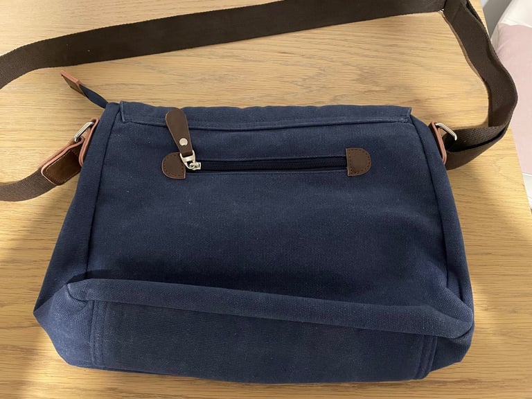 Chereeki Men’s Blue Travel Satchel