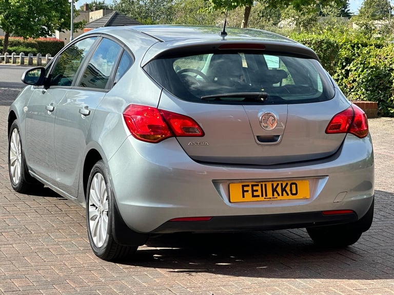 2011 Vauxhall Astra 1.4 16v Exclusiv Euro 5 5dr HATCHBACK Petrol Manual