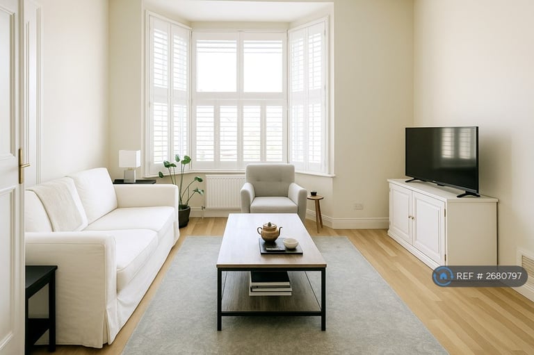 1 bedroom flat in Carminia Road, London, SW17 (1 bed) (#2680797)