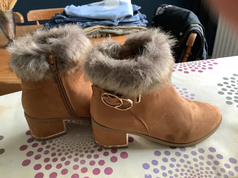 image for SIZE 2 RIVER ISLAND 