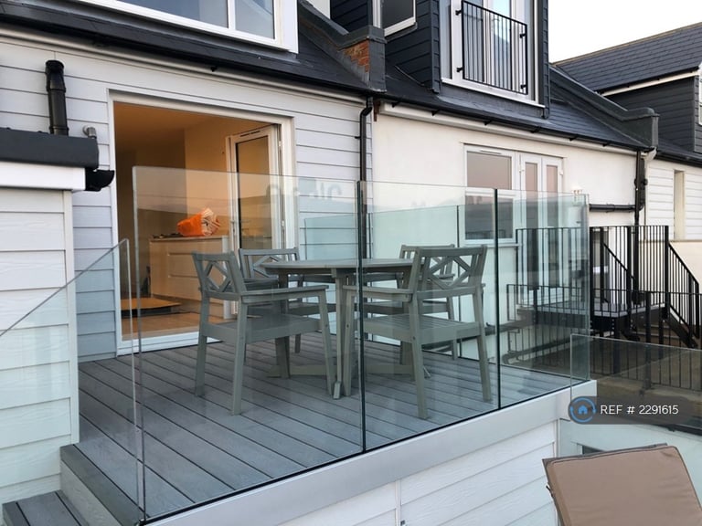 2 bedroom flat in Sandgate High Street, Sandgate, Folkestone, CT20 (2 bed) (#2291615)