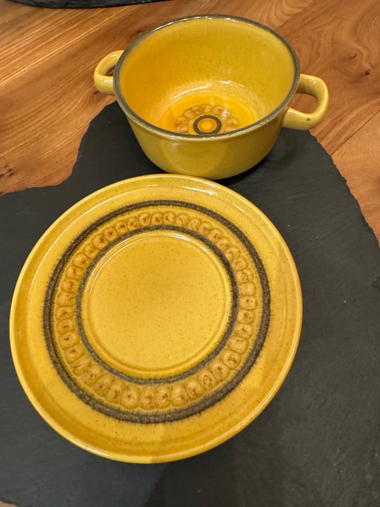 Dinner Service of Franciscan Honeycomb stoneware, made in England. Vintage 1970's