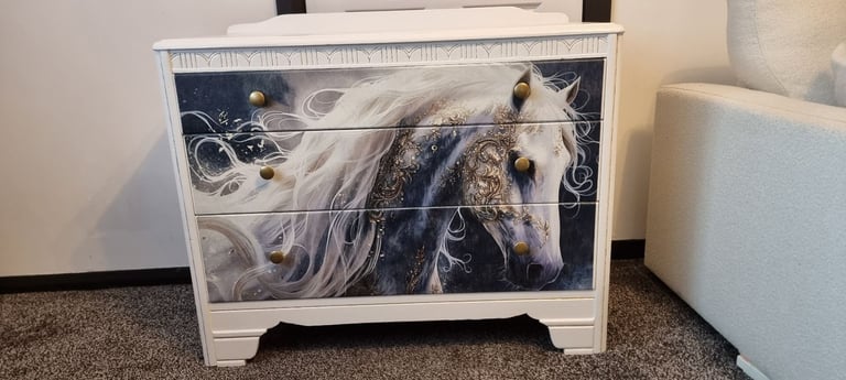 🌟 Beautiful Custom Chest of Drawers – White Horse Design 🌟