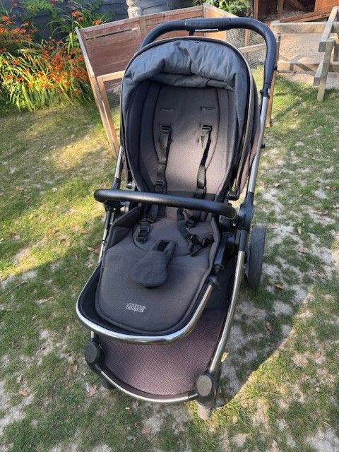 Mama's & Papa's ONYX Ocarro with a Cybex Cloud T layback car seat.