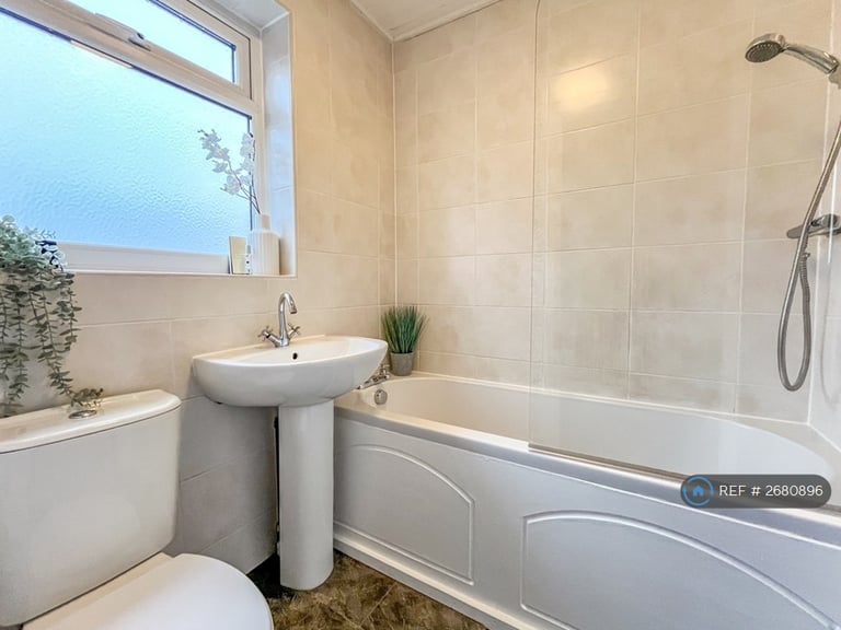 2 bedroom flat in Arundel Court, Nottingham, NG3 (2 bed) (#2680896)