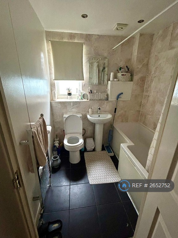 2 bedroom flat in Royal Oak Street, London, RM8 (2 bed) (#2652752)