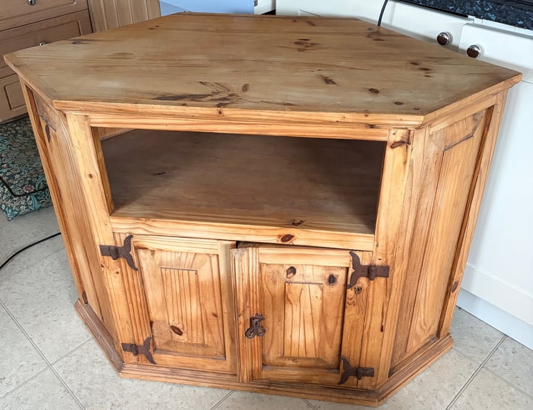 Corner cabinet TV stand