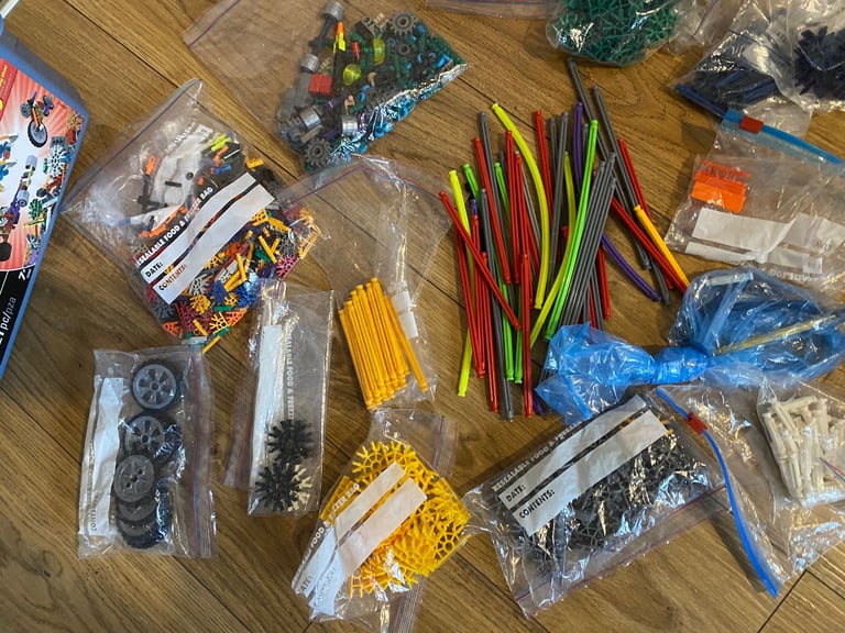1.2 kg of K’NEX, including micro K’NEX + storage box