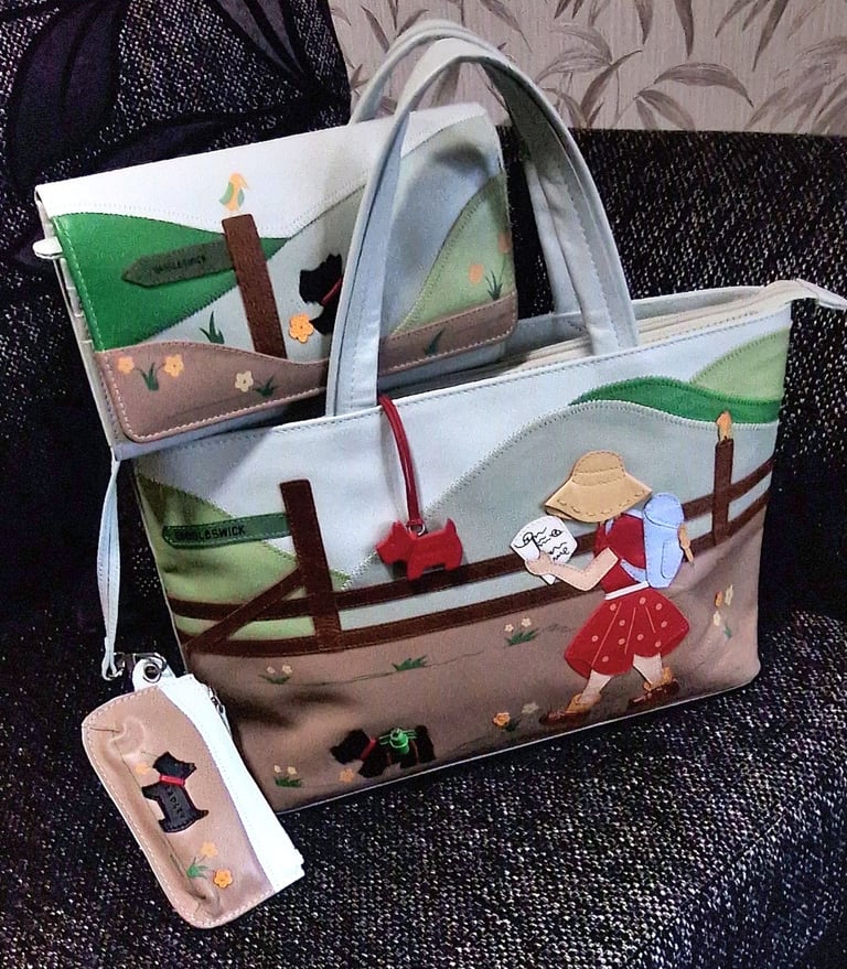 Radley Signiture Handbag with matching purse 