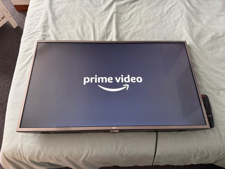 LG 43” 4K UHD Smart TV (Model 43UH668V) + Perlegear Table Stand – Excellent Condition