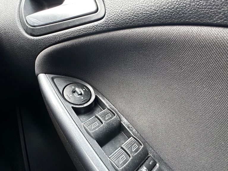 2013 Ford Focus 1.6 125 Titanium 5dr Powershift HATCHBACK PETROL Automatic