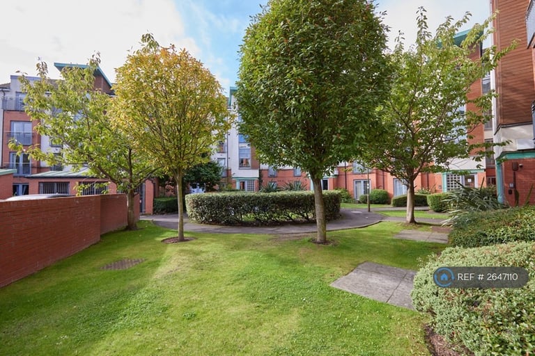 2 bedroom flat in Tytler Court, Edinburgh, EH8 (2 bed) (#2647110)