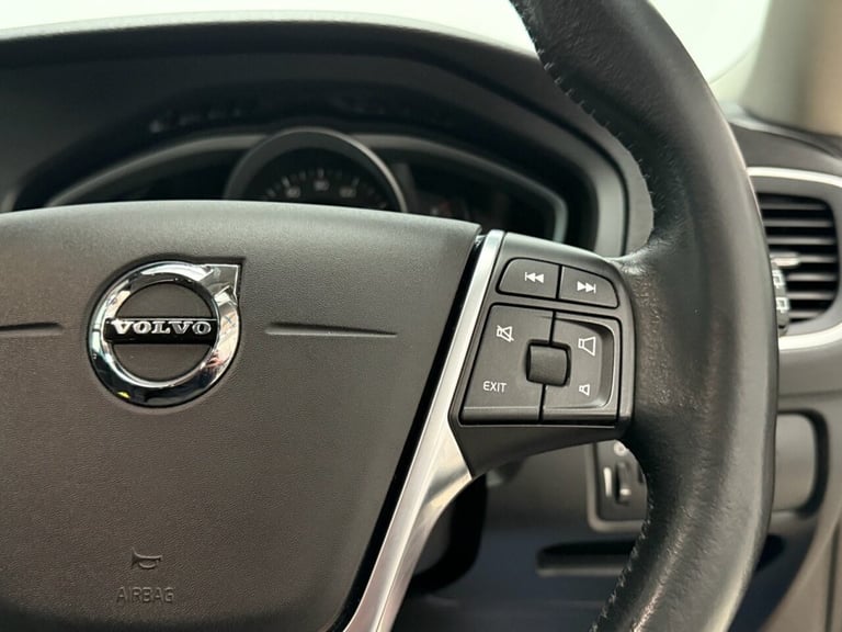 2017 17 VOLVO V40 2.0 T2 MOMENTUM HATCHBACK 5DR PETROL MANUAL EURO 6 (S/S) (122 