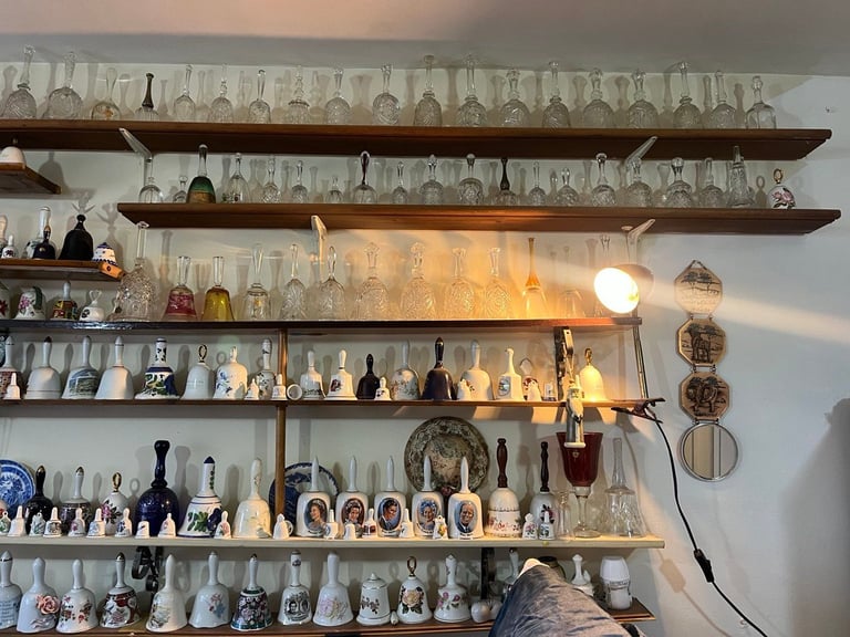 Extensive Vintage Bell Collection – Over 1,700 Pieces  (Hounslow, London)