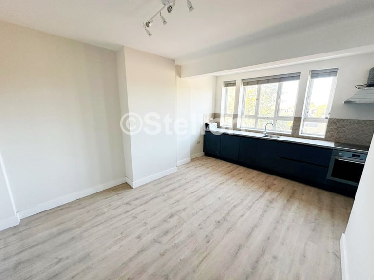 2 bedroom flat in Court Road, London, SE9