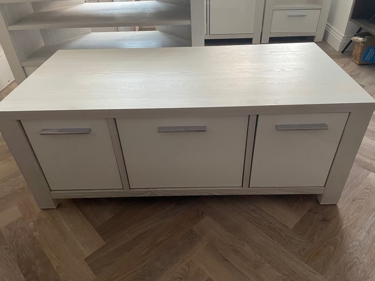 Living Room Furniture (4 Matching Items)