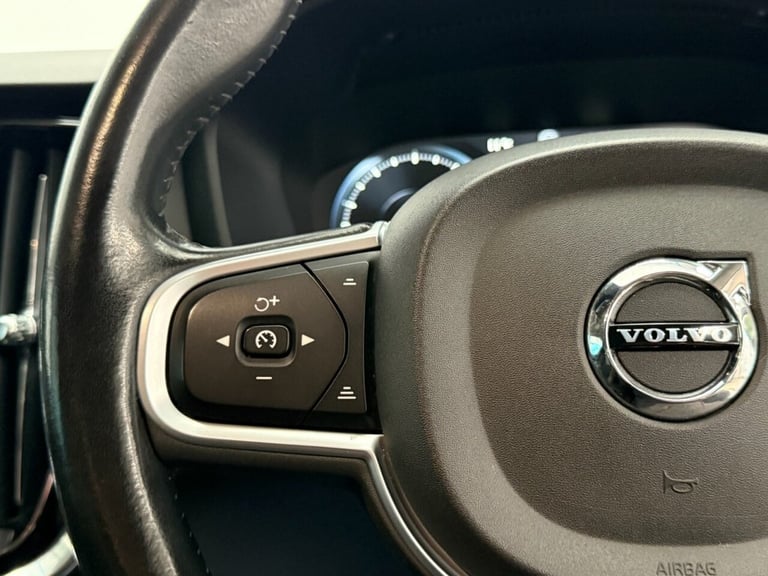 2019 68 VOLVO V60 2.0 D4 MOMENTUM ESTATE 5DR DIESEL AUTO EURO 6 (S/S) (190 PS) D