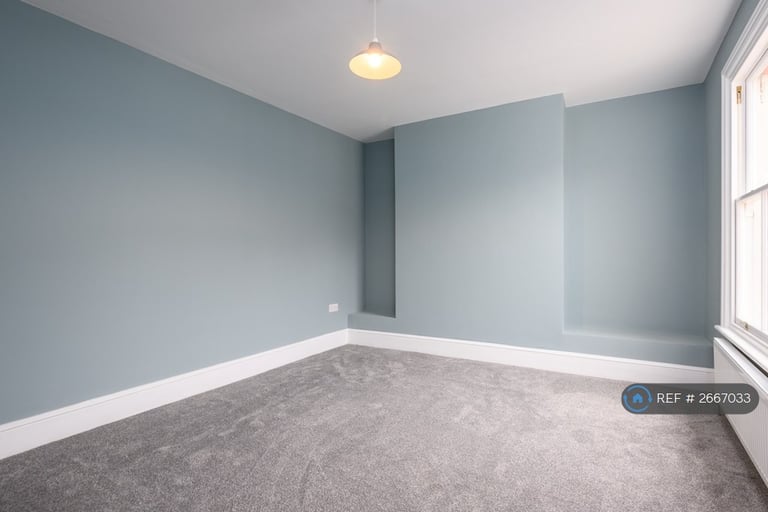 3 bedroom flat in High Street, Rochester, ME1 (3 bed) (#2667033)