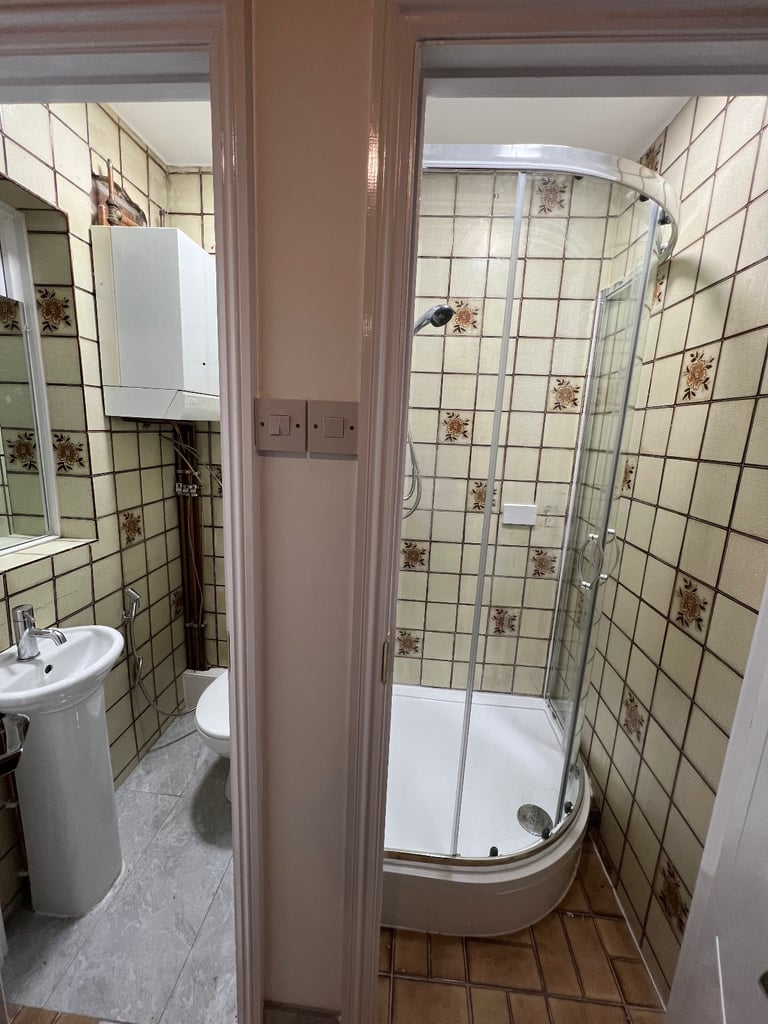 1 A double room - An Excellent Large Bright Double bedroom - 3mins to the train station for £150p/w