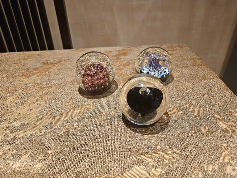 3x paperweights made out of glass