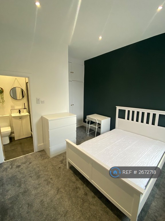 5 bedroom flat in Roslin Terrace, Aberdeen, AB24 (5 bed) (#2672718)