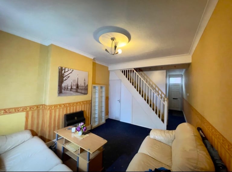 Extra large double room fully furnished near  High cross and DMU