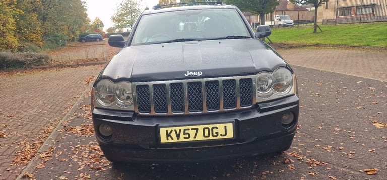 JEEP GRAND CHEROKEE OVERLAND 3LITRE CRD 4X4 FACTORY BLACK. FULL MOT