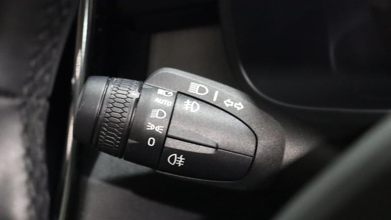  Volvo XC40 B4 (P) Ultimate Dark (360 Camera, Sunroof, BLIS) Petrol/Electric Hybrid Automatic