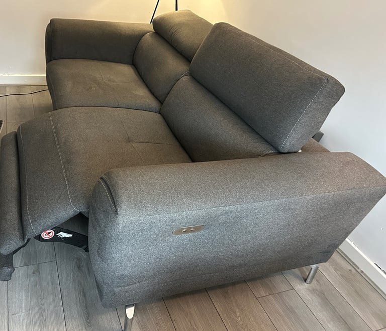 Recliner sofa with adjustable headrest