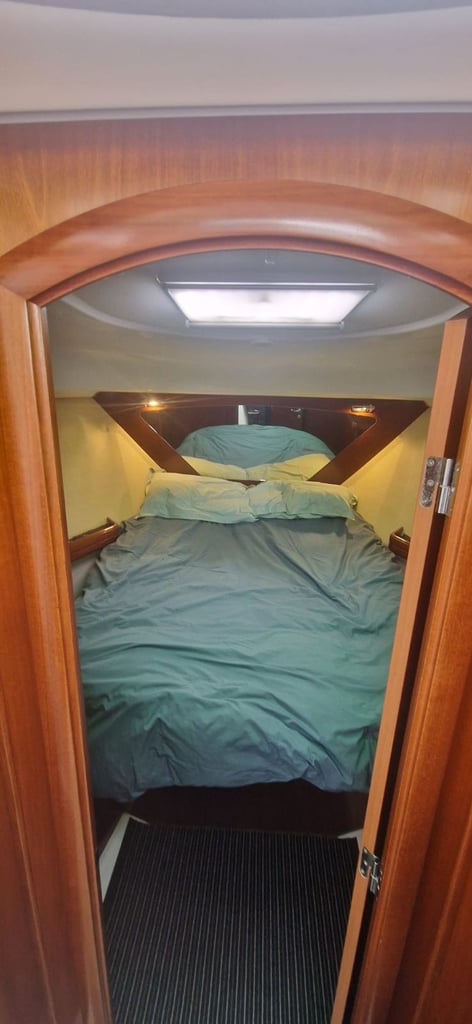 Beneteau 9.8m Flybridge 