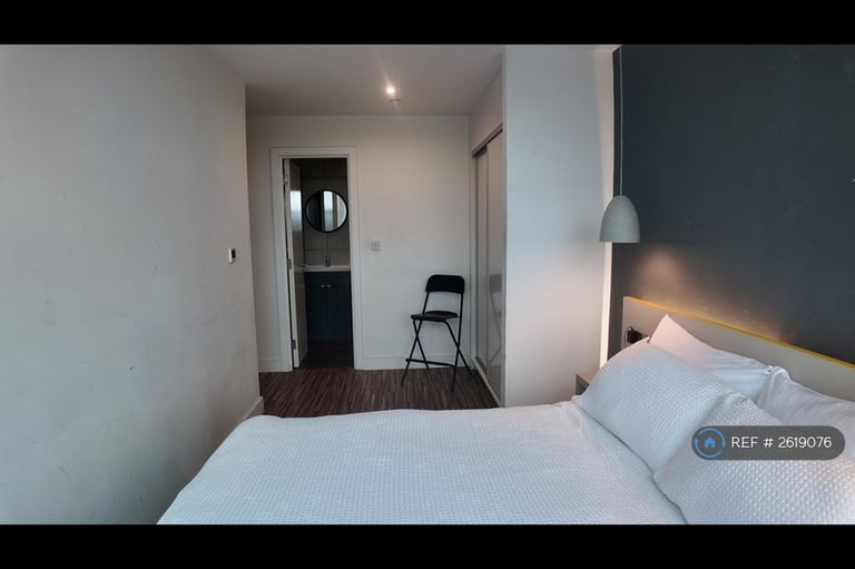 3 bedroom flat in West Point, Manchester, M16 (3 bed) (#2619076)