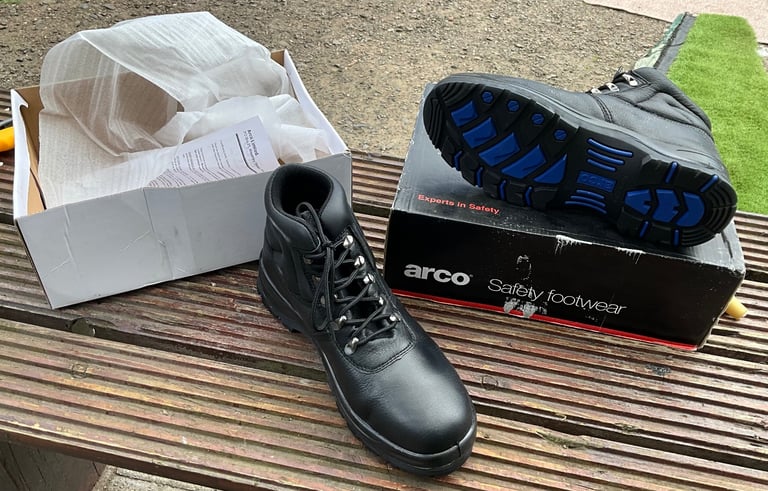 Size 9/43 ARCO safety chukka steel toe cap boots. BRAND NEW IN BOX. BARGAIN price thanks 🙏 