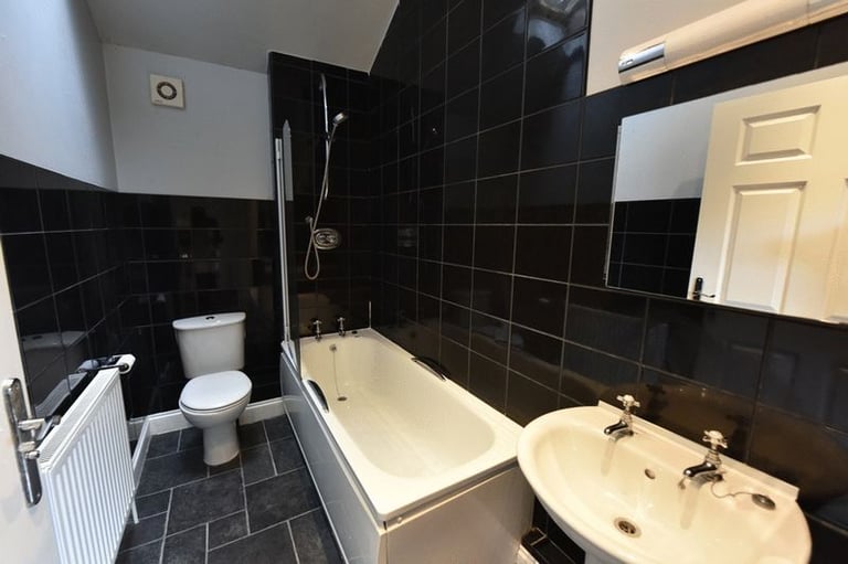 Well-presented 1-bedroom flat, ideally located just 1 minute’s walk opposite South Croydon Station.