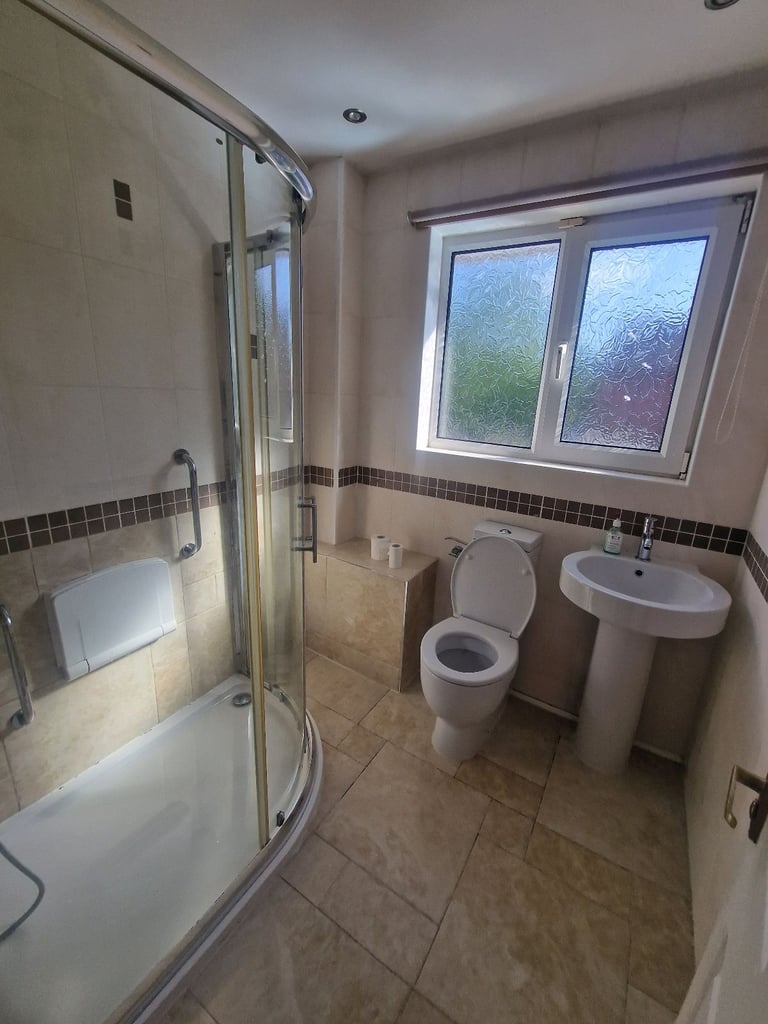 Bright & Spacious Family Home in Quiet Heald Green Cul-de-Sac – Garden, Driveway, Near Schools