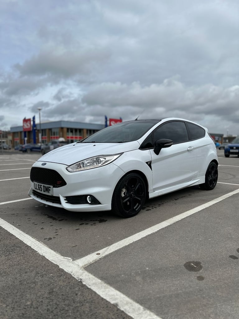 Ford Fiesta ST-3 Hatchback 2016 Manual 1.6 3 doors Heated Recaro Seats LEDs DRLs