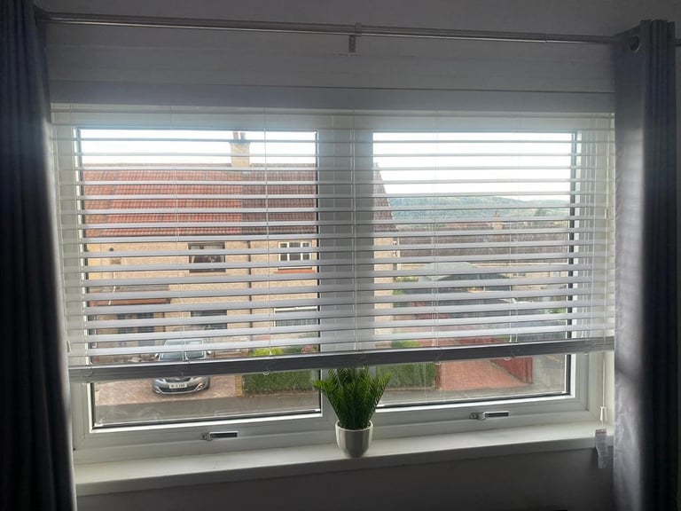 Second-Hand Curtains, Blinds & Window Fixtures for Sale in Milngavie ...