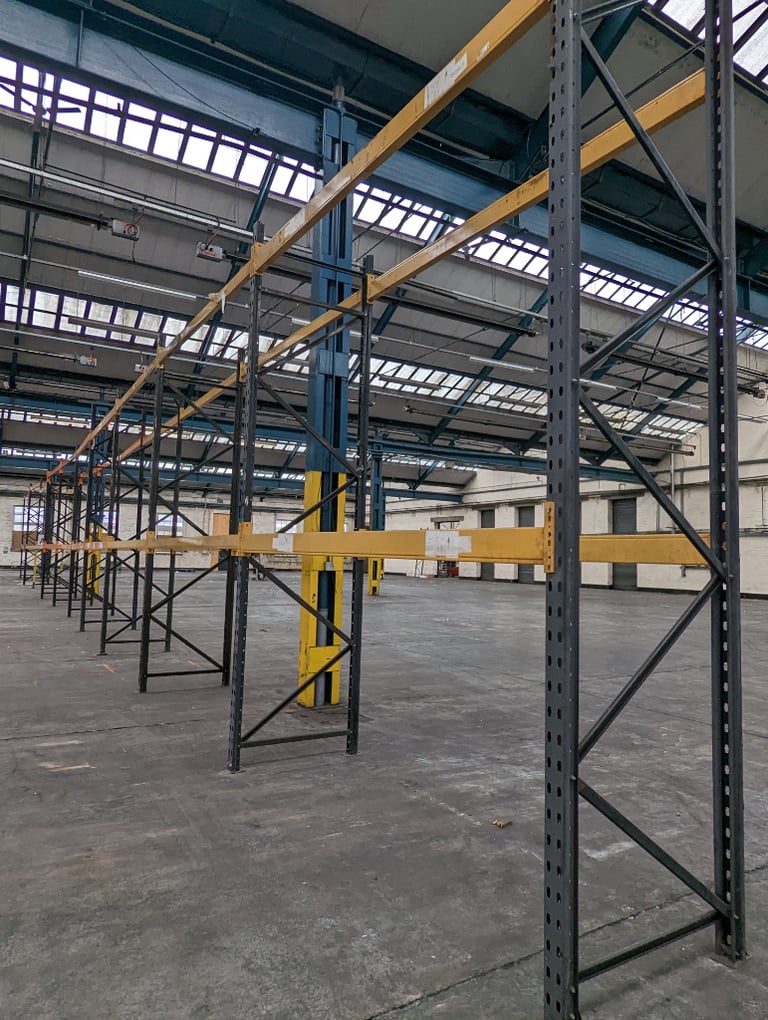 Heavy duty warehouse pallet racking