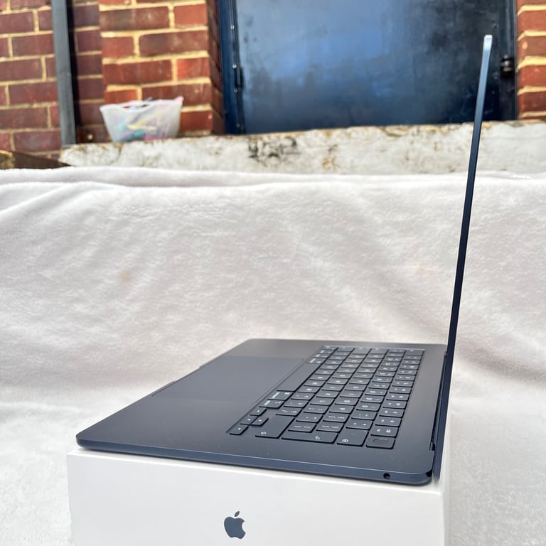 2024 MacBook Air 15” ( M3 - 16GB - 500GB SSD - 100% Battery) Apple accidental Warranty 