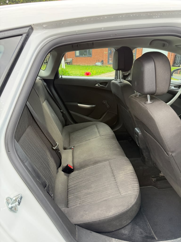 Vauxhall, ASTRA, Hatchback, 2011, Manual, 1398 (cc),5 doors - Image 6