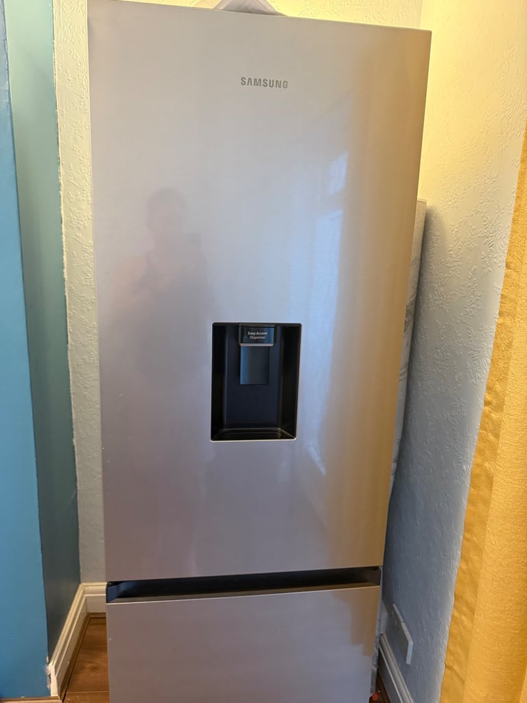 EXCELLENT CONDITION - Samsung RB34T632ESA/EU 70/30 Fridge Freezer - Silver - COLLECTION ONLY