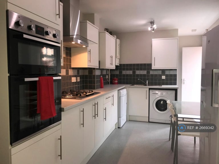 6 bedroom house in Stalbridge Avenue, Liverpool, L18 (6 bed) (#2669342)