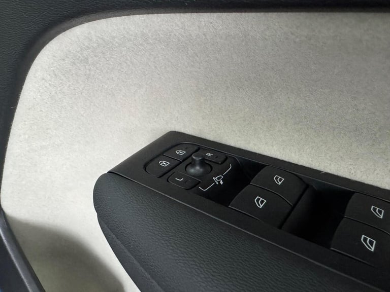 VOLVO XC40 1.5h T5 Recharge 10.7kWh Ultimate Dark Auto Euro 6 (s/s) 5dr 2023