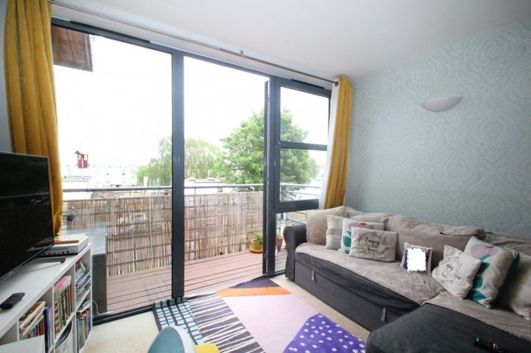 Hane Estate Agents offer a 1 bedroom 2nd floor flat within a modern block with lift access